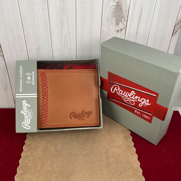 Rawlings Baseball Stitch bi-fold wallet is crafted from quality calfskin leather - Picture 1 of 4